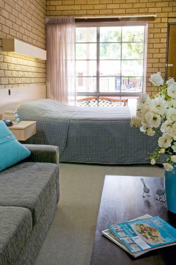 Ovens Valley Motor Inn Bright Dış mekan fotoğraf