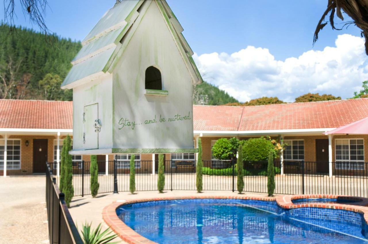 Ovens Valley Motor Inn Bright Dış mekan fotoğraf